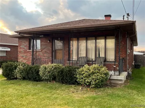 2620 Fairway Dr, Niagara Falls, NY 14305