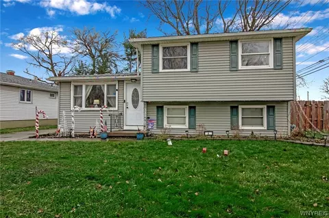 4 Autumnwood Dr, Cheektowaga, NY 14227