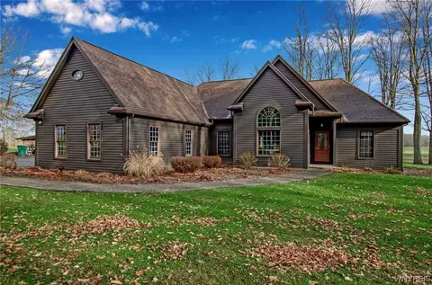 8541 Woodland Dr, Le Roy, NY 14482