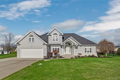 7266 Edgewater Cir, Pendleton, NY 14120