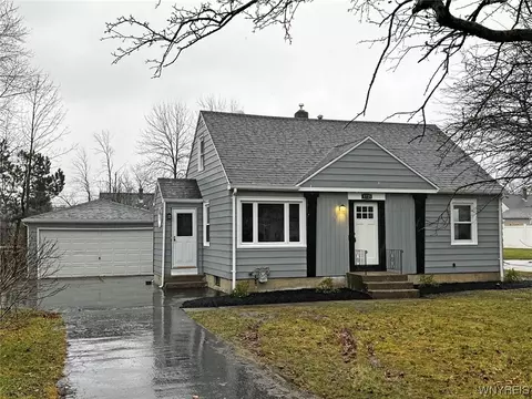 5725 Walden Dr, Lake View, NY 14085