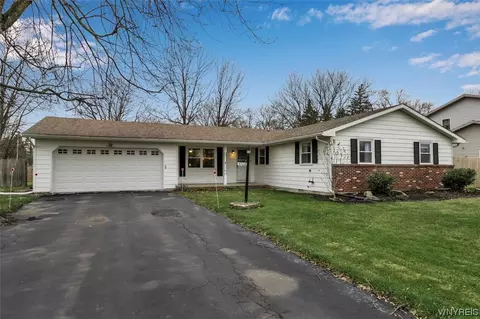 5708 Jennifer Dr W, Lockport, NY 14094