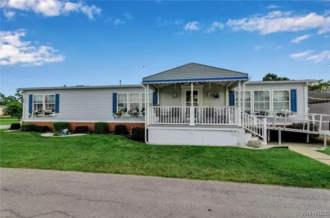 9877 Sandringham Dr, Clarence, NY 14031