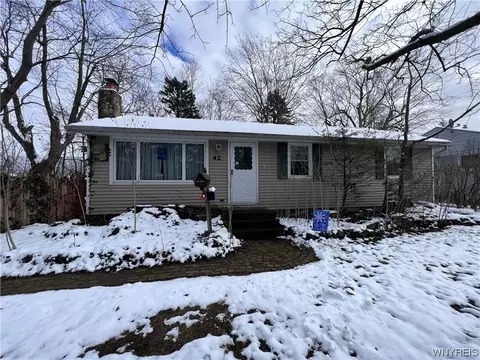 42 Ferndale Rd, Amherst, NY 14221