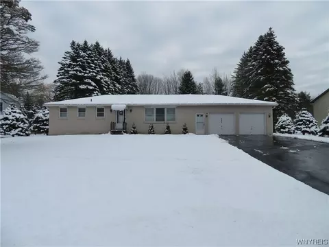 287 S Woodside Dr, Alden, NY 14004