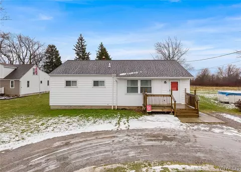 7062 Akron Rd, Lockport, NY 14094