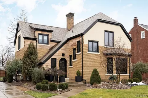 67 Deerhurst Park Blvd, Buffalo, NY 14217