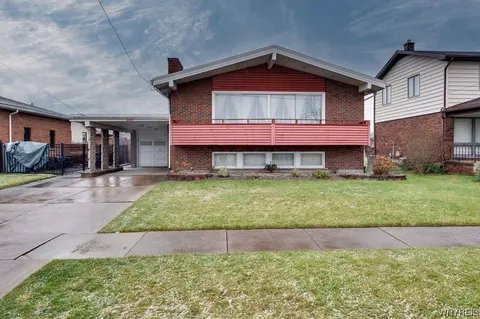 2612 Parkview Dr, Niagara Falls, NY 14305