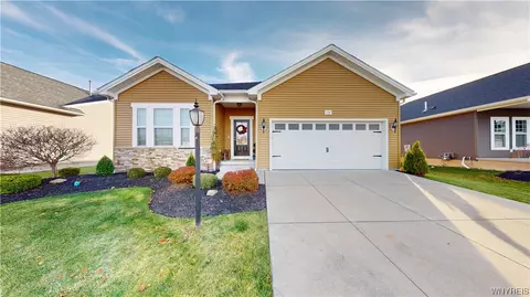 18 Eagleview Dr, Grand Island, NY 14072