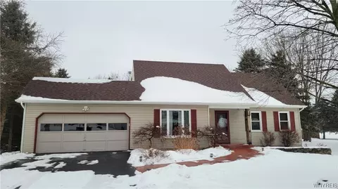 75 Rochester St, Bergen, NY 14416