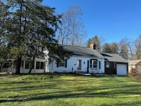 42 South Ln, Orchard Park, NY 14127