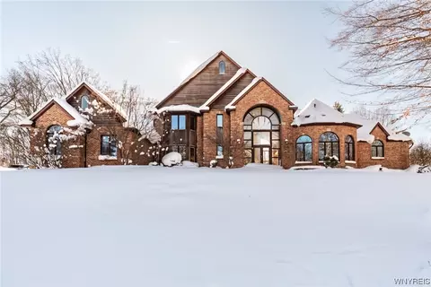 22 Woodland Dr, Batavia, NY 14020