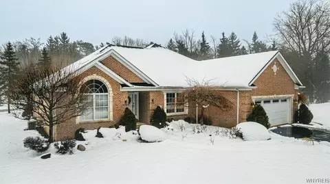 60 Roxbury Park, East Amherst, NY 14051