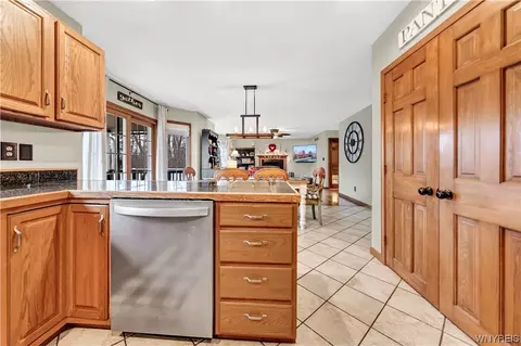 Kitchen - 5548 Irish Rd, Pendleton, NY 14120 photo 6 of 8