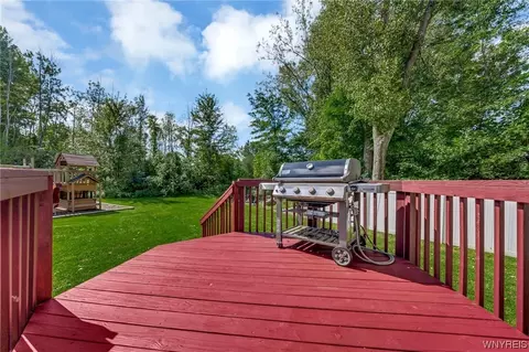 Exterior - 5548 Irish Rd, Pendleton, NY 14120 photo 4 of 8