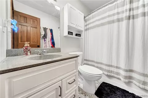 Bath - 5548 Irish Rd, Pendleton, NY 14120 photo 2 of 6