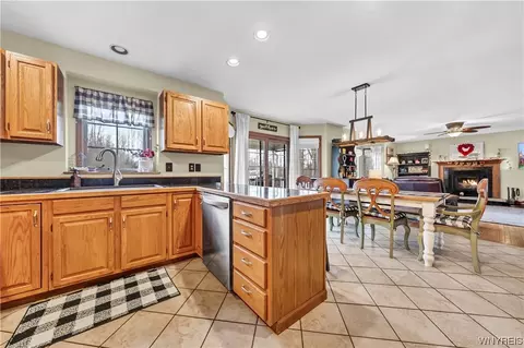Kitchen - 5548 Irish Rd, Pendleton, NY 14120 photo 5 of 8