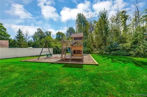 Exterior - 5548 Irish Rd, Pendleton, NY 14120 photo 6 of 8