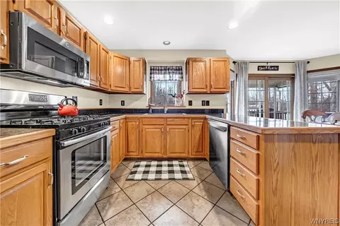 Kitchen - 5548 Irish Rd, Pendleton, NY 14120 photo 4 of 8