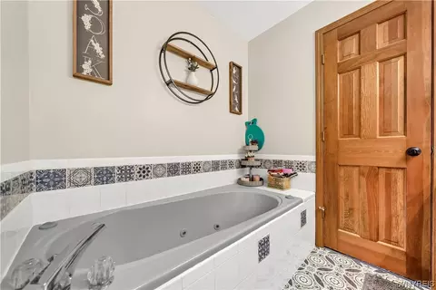 Bath - 5548 Irish Rd, Pendleton, NY 14120 photo 5 of 6