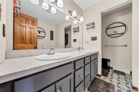 Bath - 5548 Irish Rd, Pendleton, NY 14120 photo 6 of 6