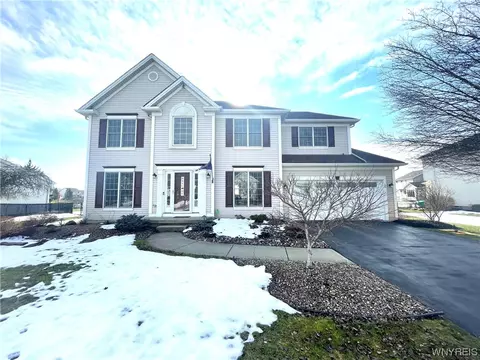 15 Cedarbrook Dr, Lancaster, NY 14086