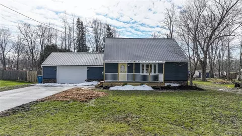 39 Long Beach Ln, Evans, NY 14006