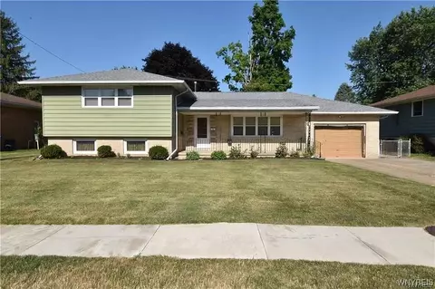 36 Sunbriar Dr, West Seneca, NY 14224