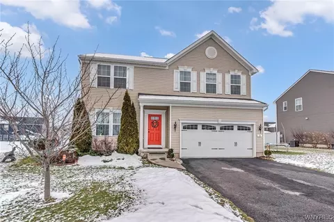 38 Middlebury Ln, Lancaster, NY 14086