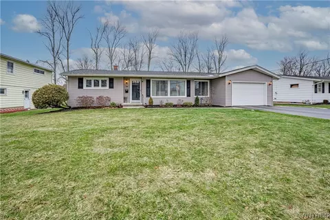 76 Roosevelt Dr, Lockport, NY 14094