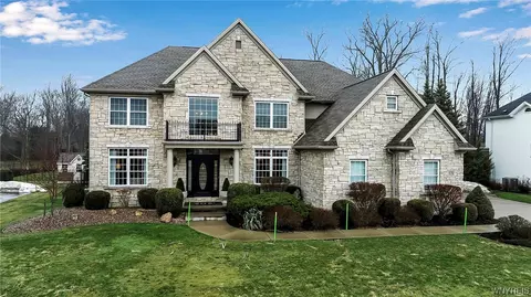 175 Via Foresta Ln, Amherst, NY 14221