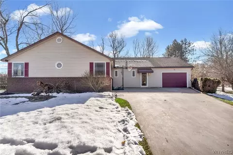 31 Fernott Dr, Lancaster, NY 14086
