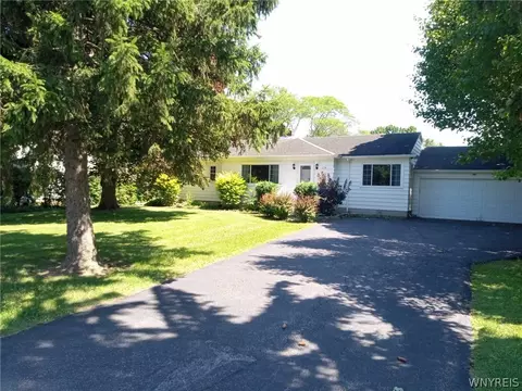 1136 Escarpment Dr, Lewiston, NY 14092