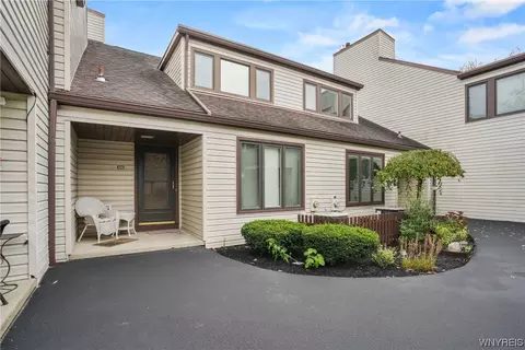 109 Old Meadow Dr, East Amherst, NY 14051