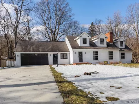 21 Metzger Dr, Orchard Park, NY 14127
