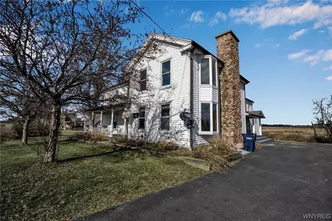 395 Lewiston Rd, Middleport, NY 14105