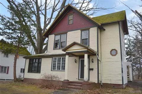 32 Lake St, Evans, NY 14006