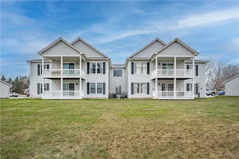 4821 Cambridge Dr #E, Lockport, NY 14094