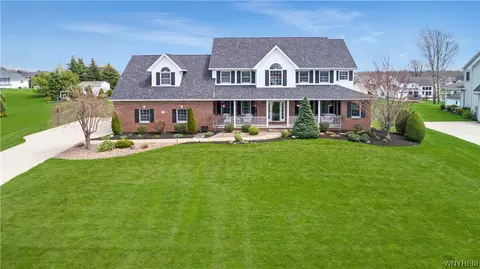 7252 Edgewater Cir, Pendleton, NY 14120