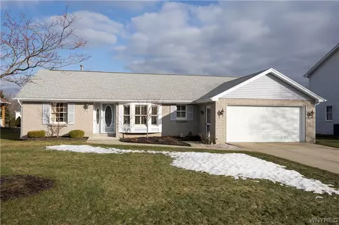 61 Cove Creek Run, West Seneca, NY 14224