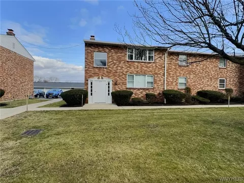 61 Old Lyme Dr #A, Amherst, NY 14221