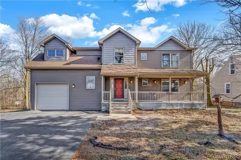 4945 Hillcrest Dr, Clarence, NY 14031