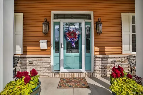 Exterior - 912 Mohawk St, Lewiston, NY 14092 photo 4 of 12