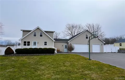 4897 Sunset Dr, Lockport, NY 14094
