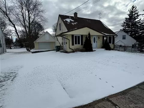 4643 Patricia Dr, Niagara Falls, NY 14305