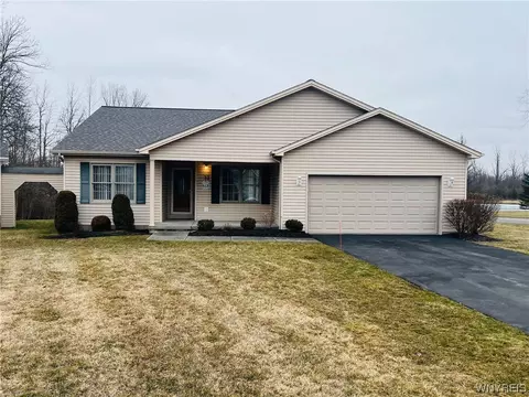 32 Alexander Pkwy, Pendleton, NY 14120