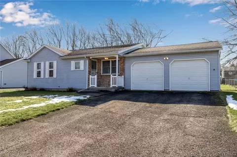 139 Raintree Ln, Parma, NY 14468