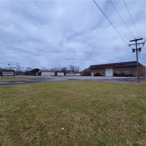 7631 Transit Rd, Clarence, NY 14051