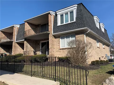 11 Georgian Ln #1, Amherst, NY 14221