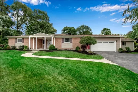 9215 Valley Stream Rd, Clarence, NY 14031